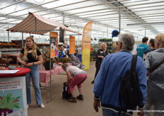 Aan de overkant van de weg vind men Kwekerij Tass, wereldberoemd van de Calathea Crocata.