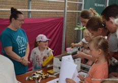 Biobest liet de kinderen zien hoe dat werkt met die bijtjes.