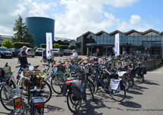 Kwam je met de auto dan moest je parkeren op de veiling en werd je met de touringcar gebracht. Maar kom je uit de buurt dan was fietsen natuurlijk ook een optie.