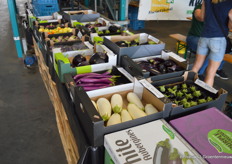 Wie dacht dat aubergines alleen maar die paarse dingen uit de supermarkt zijn zit ernaast, er zijn ook gestreepte, witte, ronde en zelfs dunne langwerpige soorten.