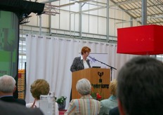 Donderdag 15 juni zaten ruim 250 mensen in het nieuwe pand van Beekenkamp. Het aangeboden programma heette: Lifestyle … effect op de tuinbouw. Theo Rutten, commercieel directeur zei in zijn speech: ”Beekenkamp prikkelt de markt en komt iedere keer met een verrassing op de markt. We moeten de markt hongerig houden met verschillende produkten”.