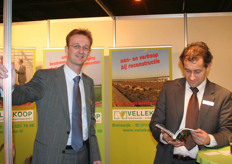 Rechts directeur Dick van der Wel van Vellekoop.