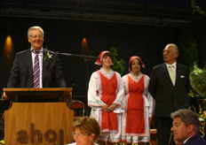 Piet Blankendaal op het podium met zijn goede vriend Jan van den Heuvel.