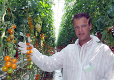 Chris Groot met de Oranje Cherrytomaat (E22.33026) die door zijn zoete smaak ook wel 'abrikoostomaat' wordt genoemd.