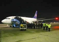 Instappen op Rotterdam Airport in de nieuwe Boeiing 737 van Hamburg International naar Berlijn