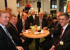 Onderonsje in The Greenery stand: Hans van Es (The Greenery), Cor van der Kaaij (Red Star), Fred van Heijningen (Rabo Westland) Jos Looije, .. en Ad Klaasen (DPA)