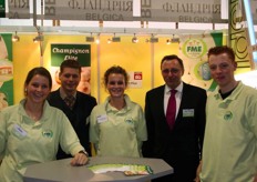 Arie Verburg met zijn collega in de Vlam stand