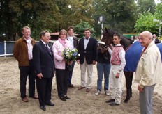 Nu mocht Nicole van Bebberen van FreshWorld de bloemen overhandigen. Zij werd daarbij geflankeerd door de familie Verweij.