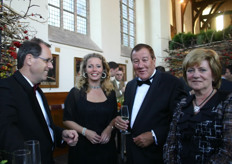 Piet v/d Valk (Van Mierlo Bouwgroep), Adrielle Dankier (Nature's Pride) en Willem en Ineke Baljeu