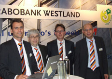 Ook de Westlandse Rabobank is tijdens de beurs vertegenwoordigd. Van links naar rechts: Corno Langerak, Peter Verheesen, Bert van Kouterik en Bart Steng.