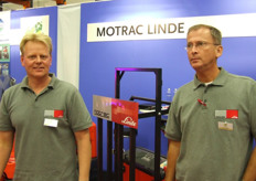 Sjoerd Heeneman en Guus Limberger van Motrac Linde leveren al veel Electrotrucks aan de glastuinbouw. De truck is, als enige in zijn soort, uitgerust met een ingebouwde lader.