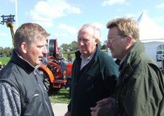 Verkoopleider Perry Kuilboer in gesprek met bezoekers aan de Open Dag.