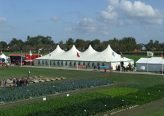 In een grote tent stonden de hapjes en drankjes gereed