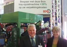 Leo Versleijen en Ineke Ruijsch van Boix poseren voor de nieuwe tray-opzetmachine. Boix is marktleider in machines in de agf-sector.