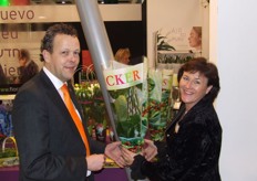 Anne-Jan Steenbeek en Conny van der Hijden van Flora Holland bij de 'Snacker'.