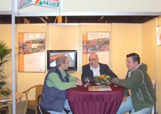 Michael Hamerslag, Cees Verhagen en Arthur Broos bij aan tafel bij Aannemingsbedrijf Kroes B.V.