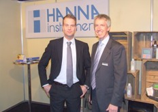 Jan Willem Timmerman en Jan Joris Swart van Hanna Instruments met hun beursaanbieding: de compacte, waterdichte en gecombineerde PH/EC/ºC meter.