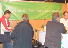 In de stand bij van Nifterik.