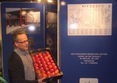 Henk van Raalte toont in de stand de complete verpakkingsgeschiedenis: van bomenkap tot tomatendoos!