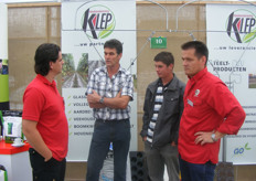 Corné Klep, Johan van Mier, zoon Roy en Wim Voogt in de stand van Klep.