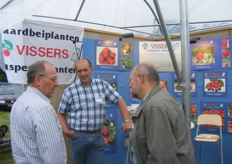 Hans Obers in gesprek met klanten.