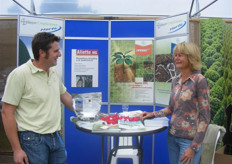 Gijsbert Hakkert en Ineke Blom van Assendelft in gesprek in hun stand.