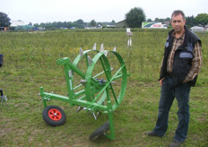 Corné Bastiaansen bij plantgatenprikker door plastic.