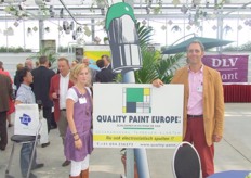 Rianne van Kester en Arno Duijndam presenteren trots de kwast in het nieuwe logo van Quality Paint Europe.