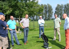 Teacher Gerrit legt de beginselen van het putten uit aan de deelnemers van de clinic.