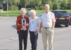 Jan Groot-de Wit met echtgenote Annie en schoonzus Miep Hof.