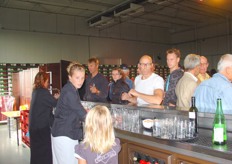 Koos Groot (Horti Hydro Cultures B.V.) en Jan de Boer (DC Tolpoort)bestellen wat aan de bar.