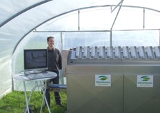 Bart Vercoelen van Christiaens Agro met een aspergeschilmachine