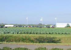 Voldoende parkeerruimte bij de tent