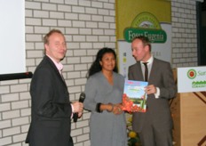 Afia Raemakers overhandigd een prachtig magazine aan Mark Verheijen. En daarmee is de opening een feit.