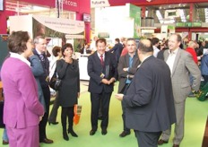 Olga Koeckhoven (Fresh Retail), Erik van Rossum (Combilo), Anneke van den Kamp (PT), Willem Baljeu (FrugiVenta), Jan Groen (Green Organics en Mart Valstar (Best Fresh Group) krijgen een heuse vip-tour