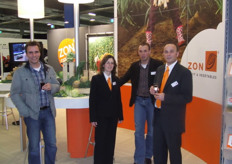 Jolanda van der Leur, Wouter Willems en Peter Leeuw in de stand van ZON met een teler