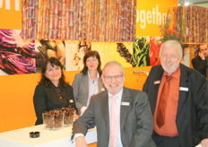 Otto Reimers (rechts) is al met pensioen, maar een Fruit Logistica laat je niet zomaar lopen. Hier samen met Ruud Ahsman en enkele collega's op de foto