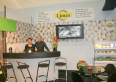 Patrick Baak van Limax met collega bemanden de stand. Limax heeft ook een groot champignonproductiebedrijf in Polen