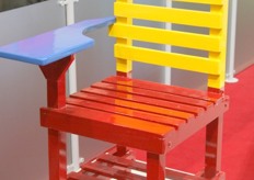 van oude pallets worden schoolstoelen door Dole gemaakt voor de schoolkinderen