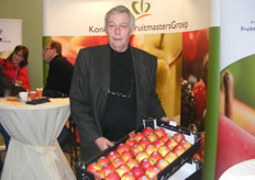 Cees toont de troef van Fruitmasters,'de Kanzi'