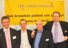 Aad de Koning, Sjaak van der Meer, Ton van Eijk en Martin van Meurs van Lek-Habo Groep. Het breedste pakket staat wat schuin op de foto. Zo lijkt hij nog meer afgevallen dan hij is (21 kg in 9 weken is knap).