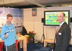 Marc Gloudemans met zijn zoon Thomas. Thomas is 16 jaar en is de beste tennisser van ons land. In de stand van DVEP kun je met hem tennissen op de Wii-computer.