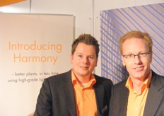 Laurens Besemer en Albert Haket van Ludvig Svensson voor de banner van Harmony. Dit doek transformeert direct licht naar diffuus licht. Het wordt gebruikt voor de opkweek van jonge groenteplanten. Er is twee jaar mee getest en het is nu een paar maanden op de markt. Bij opkweekbedrijf Van der Plas uit Maasdijk is het inmiddels geïnstalleerd.