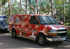 Bus met reclame voor Campari tomaten