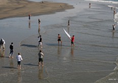 Leuk om eens te zien: op het strand werd een model gefotografeerd.