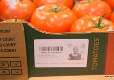 De dame die de tomaten verpakt heeft staat op de verpakking