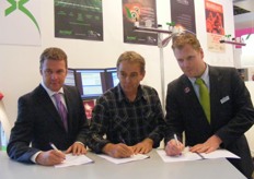 De samenwerkingsovereenkomst wordt getekend door Montera, gebr. Duivestein en HortiMax.