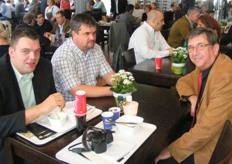 Na een paar uur struinen is het goed lunchen: collega Izak Heijboer, Dick de Jong en Wim Zeelenberg