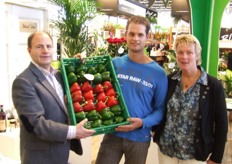 Paprikateler Marco Hanemaaijer uit Poortugaal (midden) ervaart de voordelen van Vitaal water. Hier op de foto met Remy Mosch en Ineke Moerman