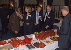 Annemie Burger (LNV), Annie Schrijer (CDA), Jan van Heijningen en Mart Valstar laten zich de tomaten goed smaken